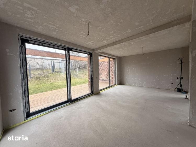 Casă cu 6 camere cu Teren 290 Mp în Gruia