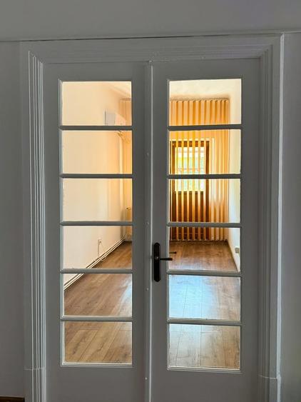 Apartament cu 4 camere semidecomandat în Calea Călărașilor
