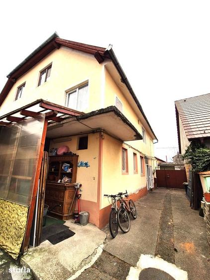 Casă cu 5 camere cu Teren 1167 Mp în Sânpetru
