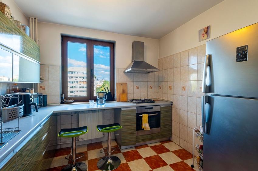 Apartament cu 3 camere semidecomandat, mobilat în P-ța Unirii