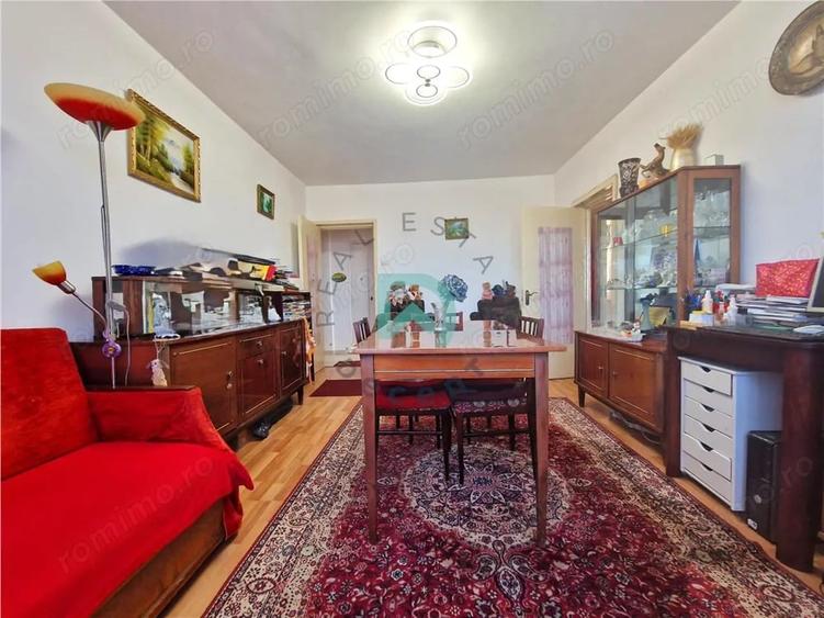 Apartament cu 3 camere decomandat în Astra