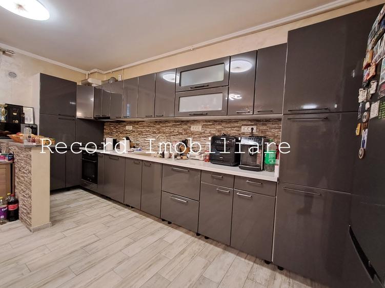 Apartament cu 4 camere semidecomandat, mobilat în Florești