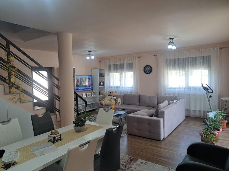 Casă cu 4 camere în Coșteiu