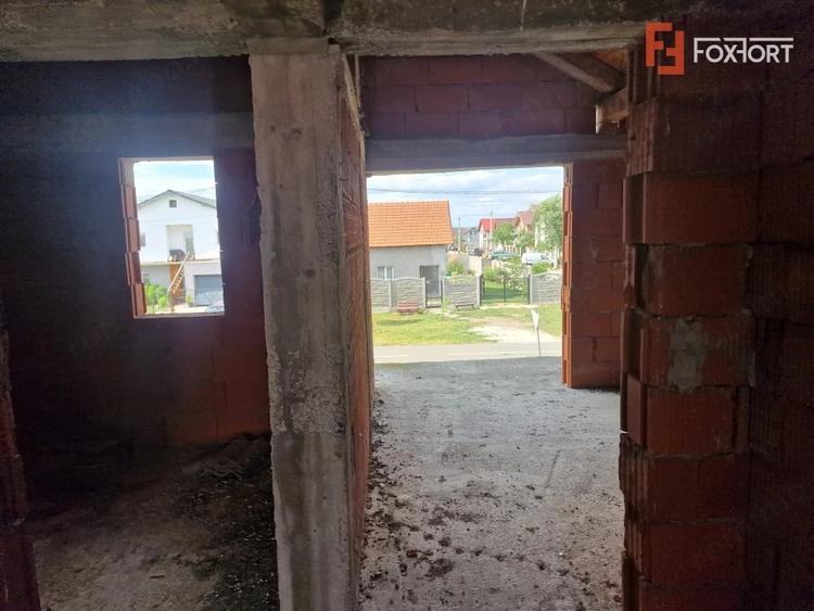 Casă cu 6 camere cu Teren 656 Mp în Izvin