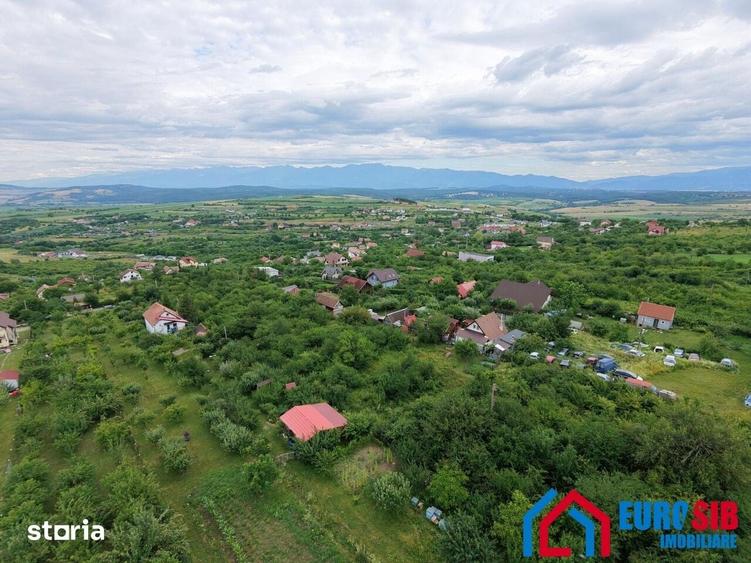 Teren de 1000 mp, în Roșia