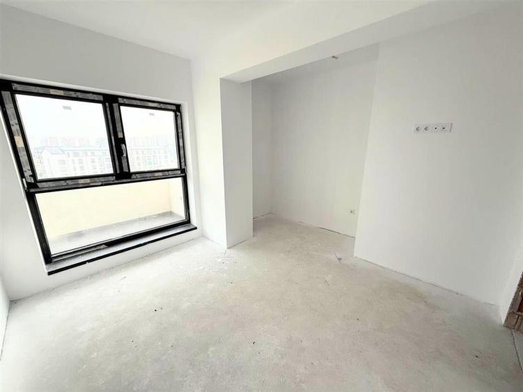 Apartament cu 3 camere semidecomandat în Exterior Sud