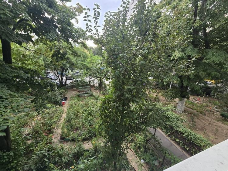 Apartament cu 3 camere semidecomandat în Titan