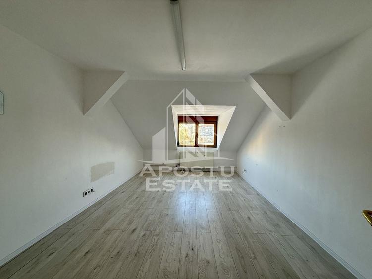 Casă cu 10 camere cu Canalizare în Lunei
