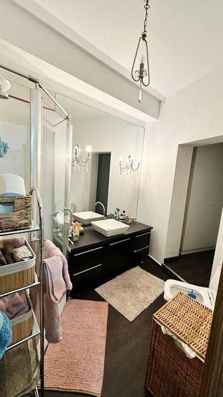 Apartament cu 3 camere semidecomandat, mobilat în Universitate