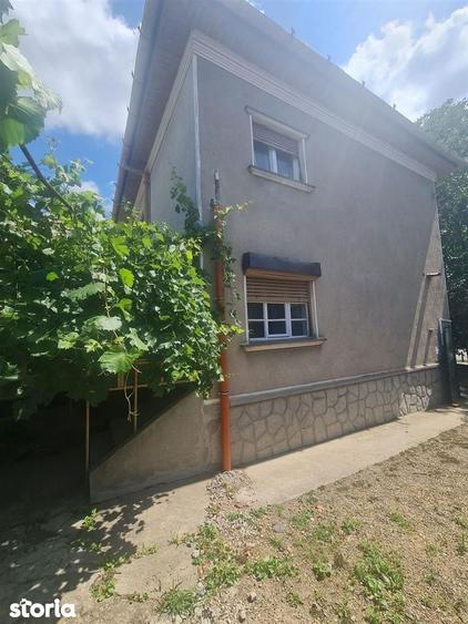 Casă cu 5 camere decomandat cu Teren 1600 Mp în Central