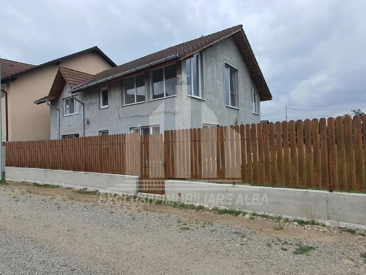 Casă individuală cu 4 camere cu Canalizare în Ciugud