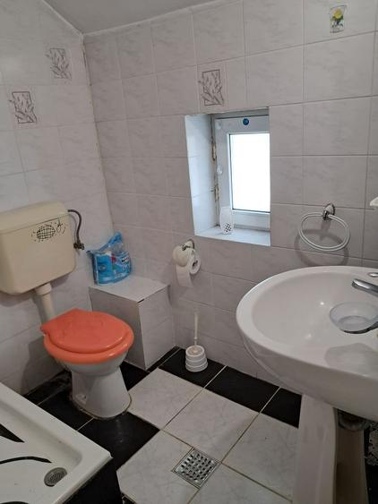 Casă individuală cu 6 camere cu Canalizare în Central