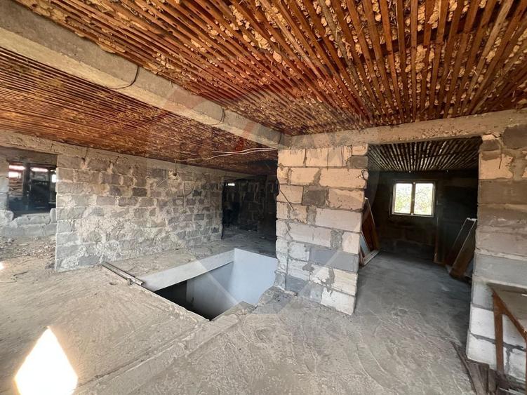 Casă cu 6 camere cu Teren 700 Mp în Străoane