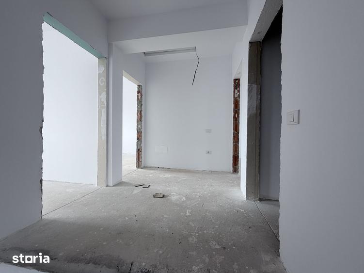 Casă cu 5 camere cu Teren 492 Mp în Glina