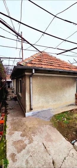 Vând casă bătrânească cu terenul aferent - 1
