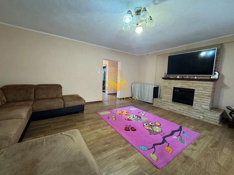 Apartament cu 3 camere semidecomandat, mobilat în Central