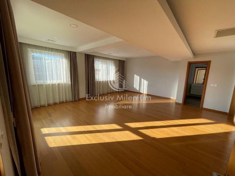 Apartament cu 4 camere semidecomandat în Herăstrău