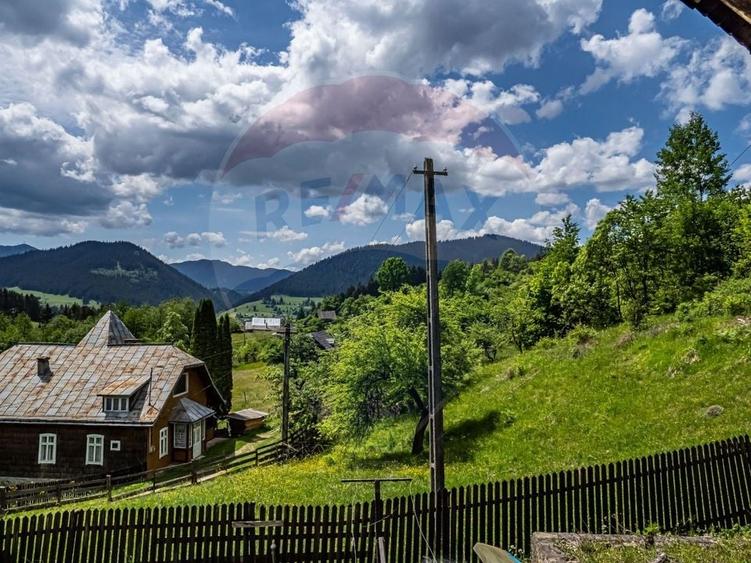 Casă individuală cu 20 camere cu Teren 10330 Mp în Central