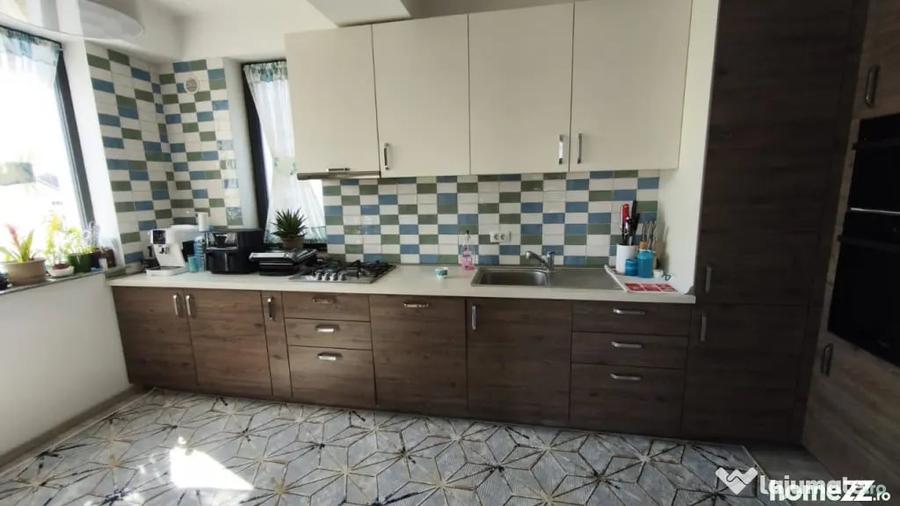 Apartament cu 4 camere decomandat în Est