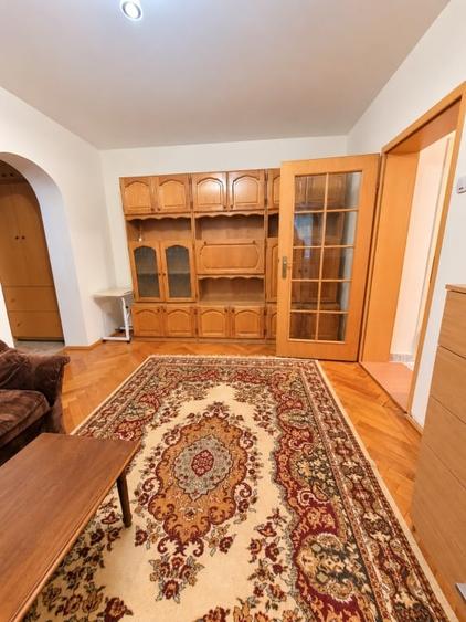 Apartament cu 2 camere semidecomandat, mobilat în Săsar