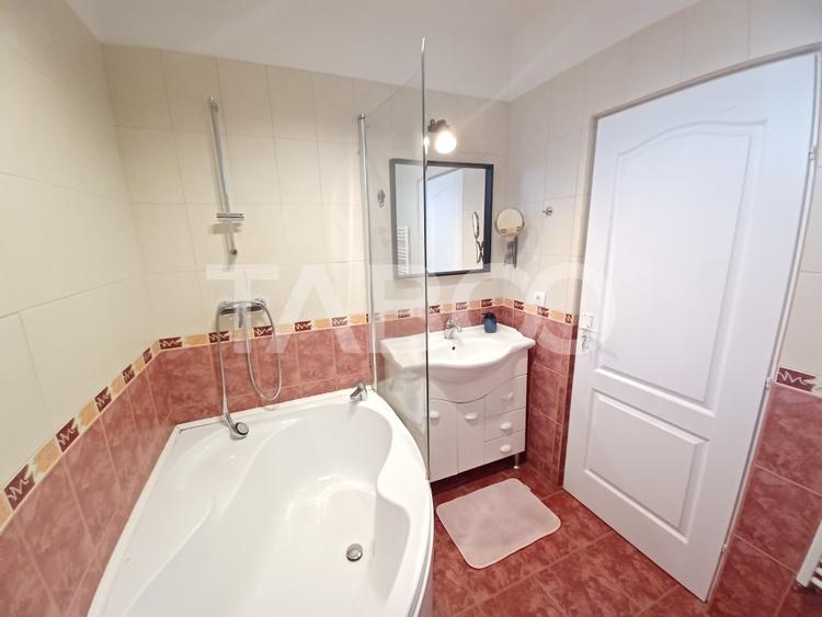 Apartament cu 3 camere decomandat, mobilat în Piața Cluj