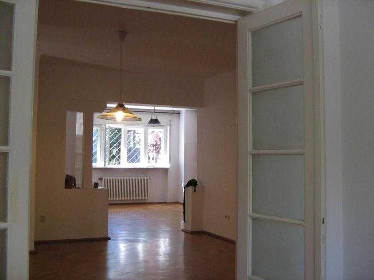 Apartament cu 5 camere semidecomandat în Capitale