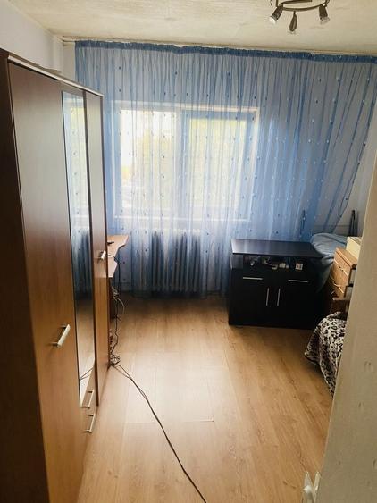 Apartament cu 3 camere decomandat în Craiovița Nouă