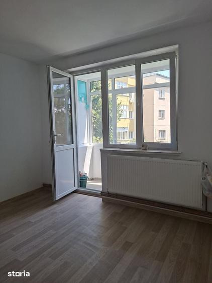 Apartament cu 3 camere semidecomandat în George Enescu