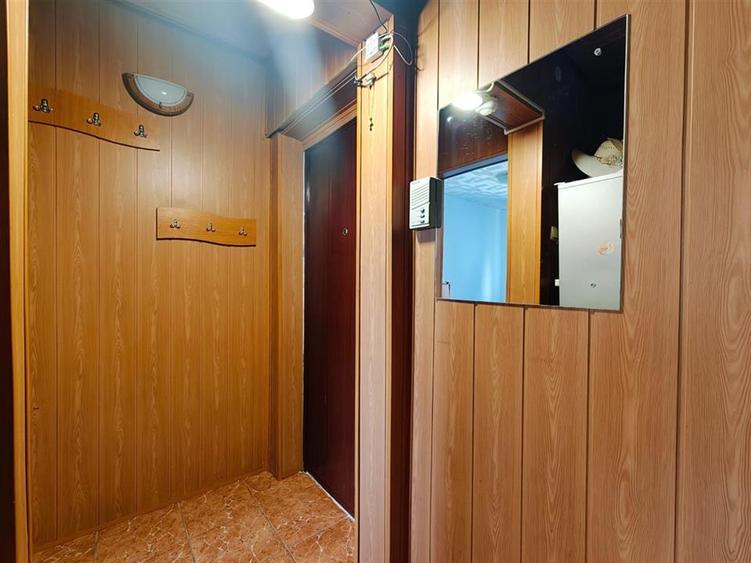 Apartament cu 3 camere semidecomandat în Florilor