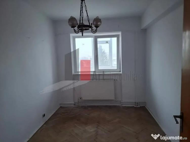 Apartament cu 4 camere decomandat în Central
