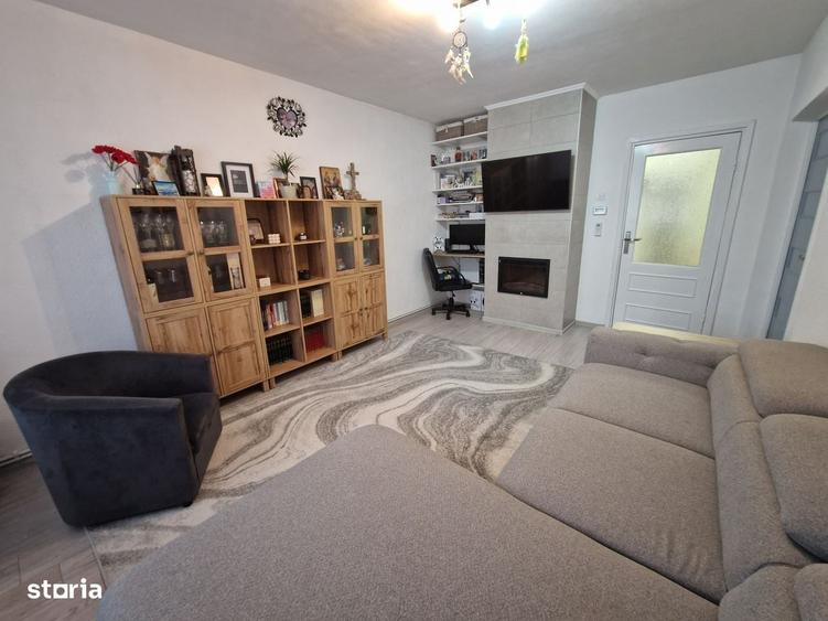 Apartament cu 3 camere semidecomandat în Turnișor