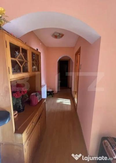 Apartament cu 3 camere decomandat, mobilat în Siret