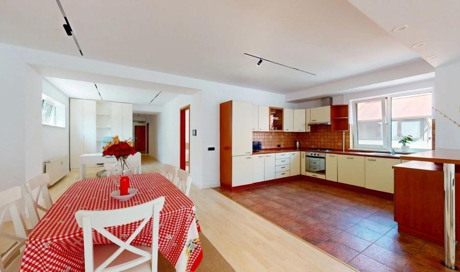 Apartament cu 3 camere în Aviatorilor
