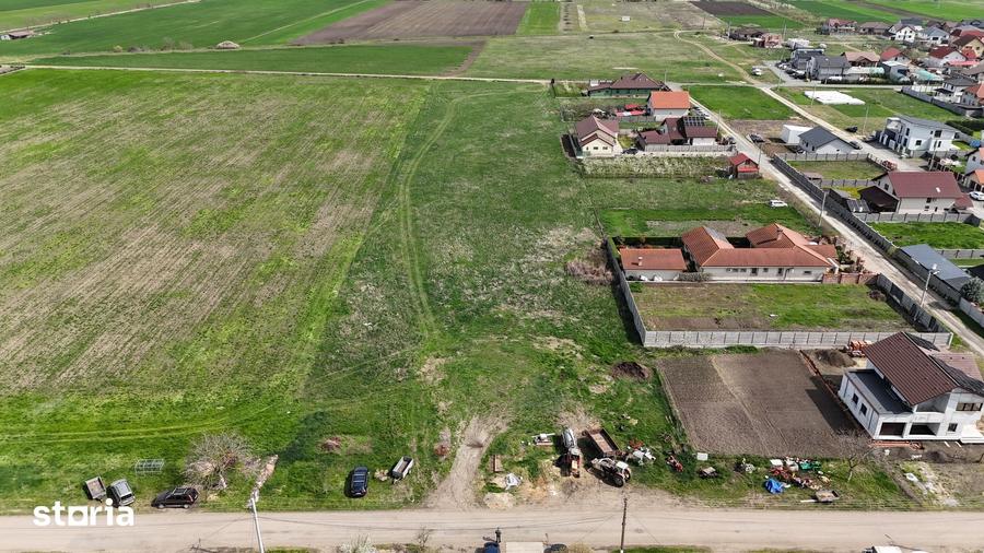 Teren de 12500 mp, în Livada