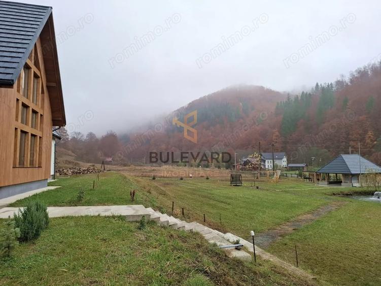 Casă cu Teren 6300 Mp în Groși