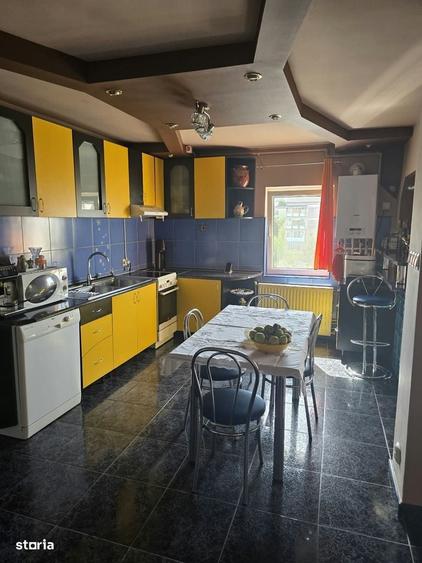 Apartament cu 4 camere decomandat în Micro 16