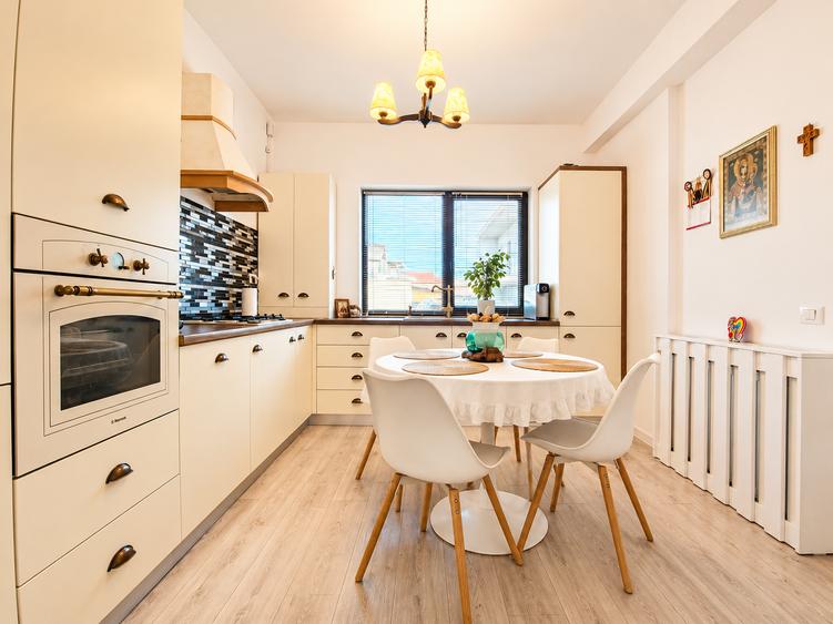 Duplex cu 4 camere cu Canalizare în Palazu Mare