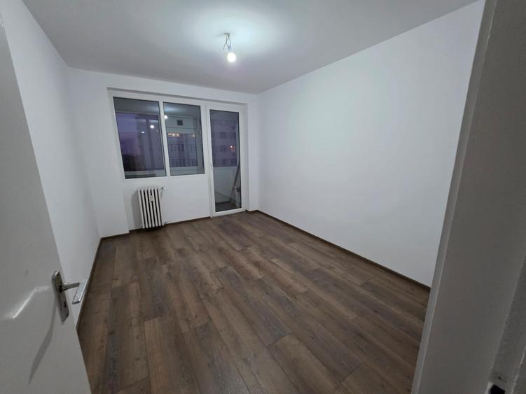 Apartament cu 3 camere semidecomandat în Vatra Luminoasă