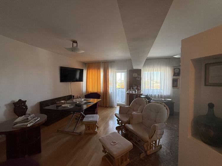 Apartament cu 3 camere decomandat în P-ța Dorobanți