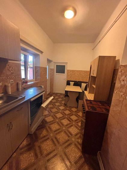 Apartament cu 3 camere semidecomandat în Florilor
