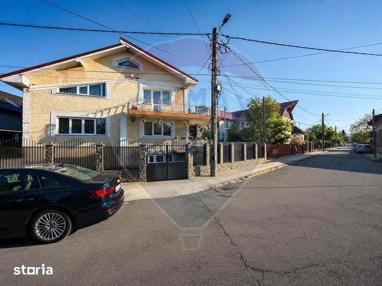 Casă cu 9 camere cu Teren 472 Mp în CFR