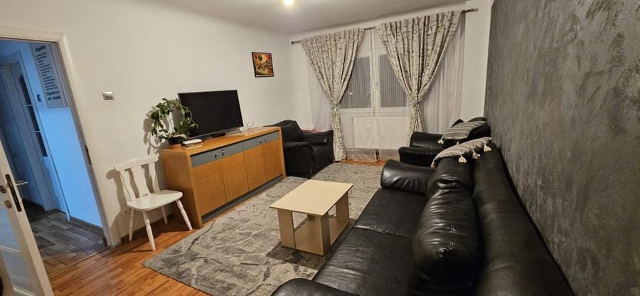 Apartament cu 4 camere decomandat, mobilat în Cornitoiu