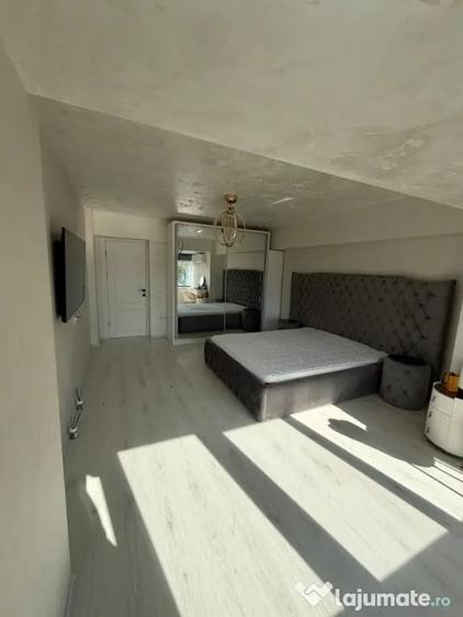 Apartament cu 3 camere semidecomandat în Independenței