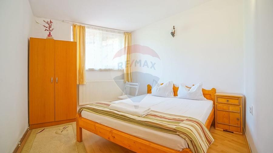 Duplex cu 11 camere cu Teren 712 Mp în Fundata