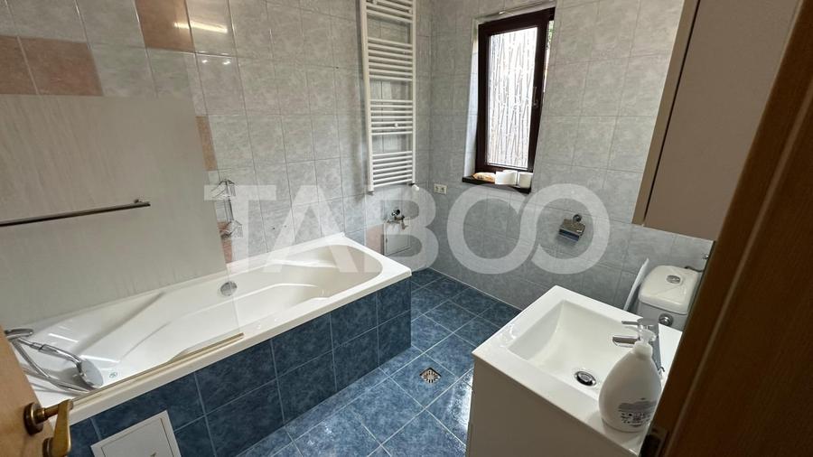 Casă individuală cu 8 camere cu Canalizare în Calea Poplăcii