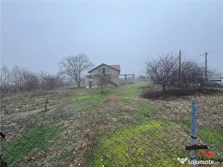 Casă cu 4 camere cu Teren 2000 Mp în Rădulești