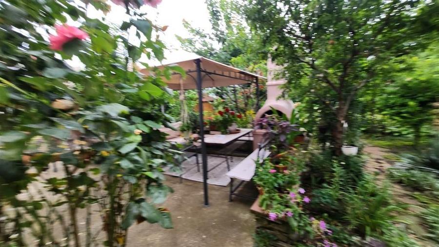 Casă individuală cu 8 camere cu Canalizare în Ultracentral