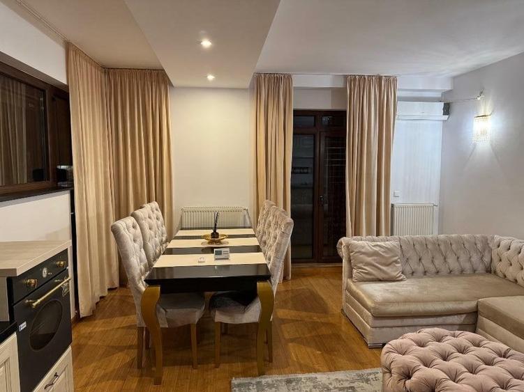 Apartament cu 3 camere decomandat, mobilat în Casin