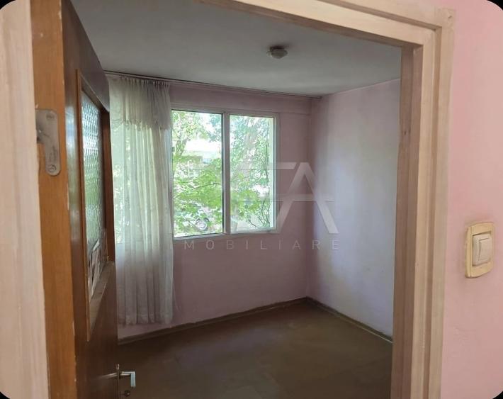 Apartament cu 3 camere semidecomandat în Berceni
