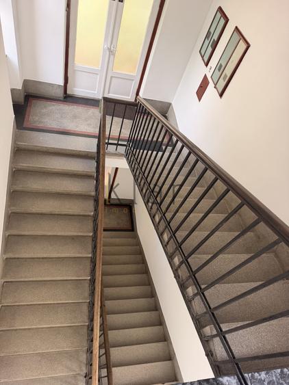 Apartament cu 3 camere semidecomandat, mobilat în Central